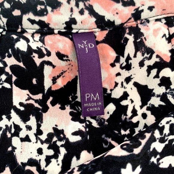 NYDJ Pintuck Black/WhitePink Abstract Floral Blouse 3/4 Bell Sleeve. Size PM - Picture 7 of 11